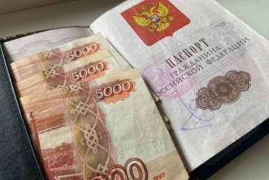 Семерых сотрудников фирмы задержали в Москве за махинации с жильем