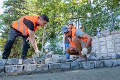 На улице укладывают брусчатку Правительство Севастополя