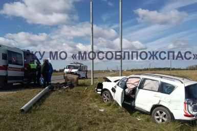 Mitsubishi врезался в бетонный столб под Каширой
