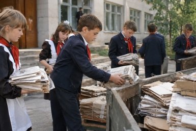Школьники несли в школу кипы газет Сгенерировано ИИ