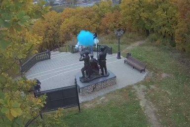 Памятник казакам стал площадкой для гендер-пати скриншот видео: пресс-служба администрации Благовещенска