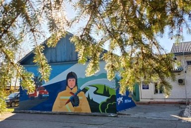На стене пожарной части появился яркий мурал ГУ МЧС России по Амурской области