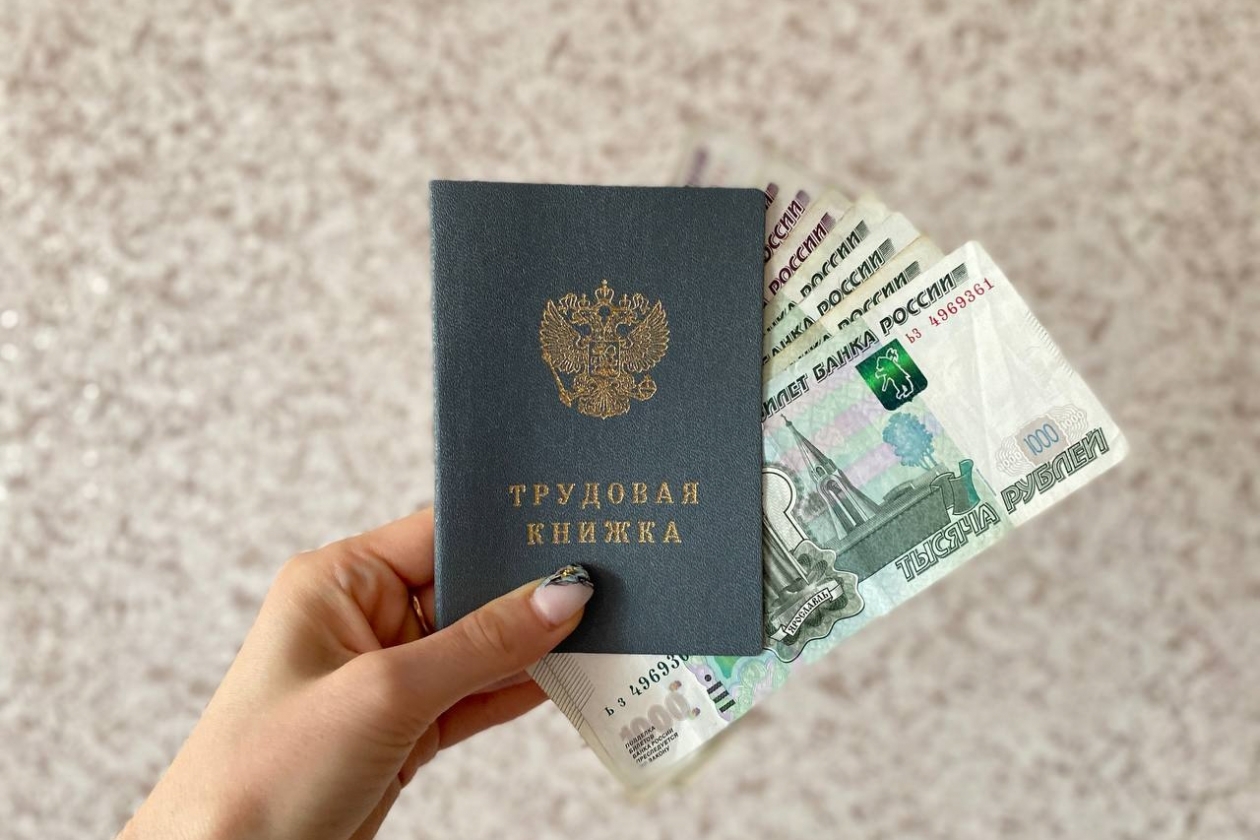 деньги, трудовая книжка Валерия Овдеенко, ИА PrimaMedia