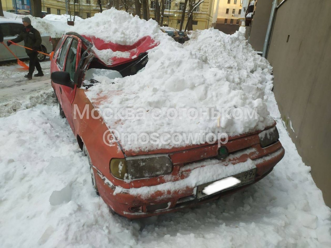 Сугроб раздавил авто в Москве Telegram / &quotМосква с огоньком&quot (18+)