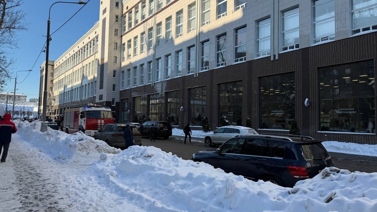 Обстановка возле административного здания в Москве, где пожар ИА StolicaMedia