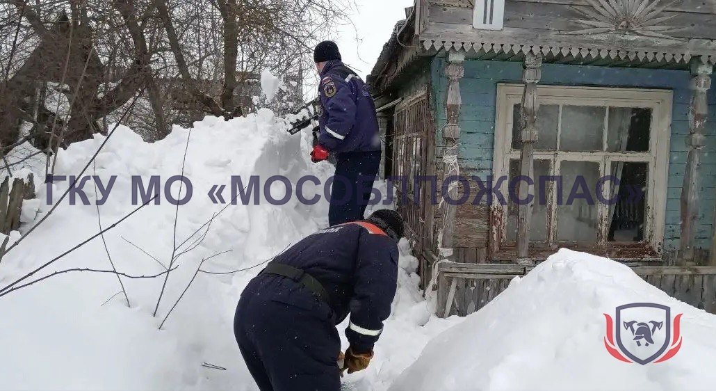 Бабушка оказалась заблокирована в доме после схода снега с крыши в Подмосковье Telegram / ГКУ МО &quotМособлпожспас&quot