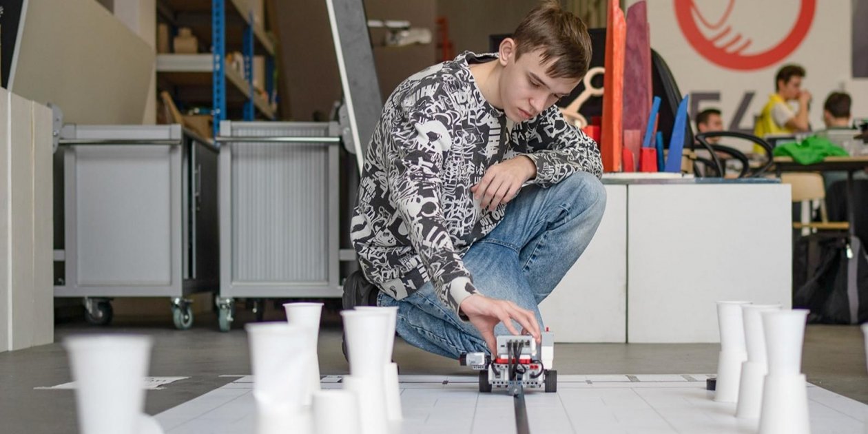 Школьник https://www.mos.ru/