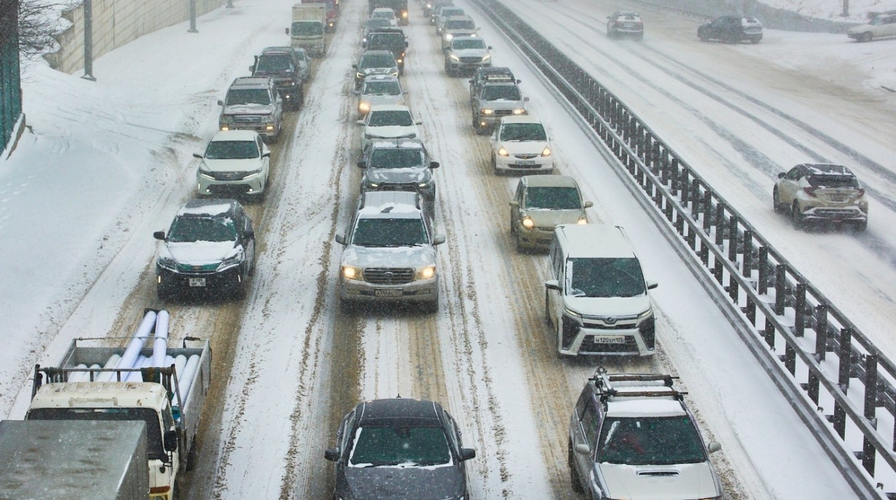 пробки, снег во Владивостоке,  машины, дорожное движение Дмитрий Осипчук, ИА PrimaMedia.ru