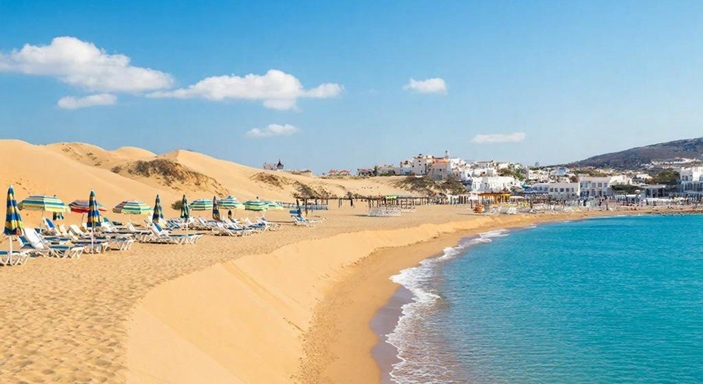 Третий год отдыхаю здесь - дешевле Италии, есть свои Альпы и греческие пляжи Создано с помощью ИИ