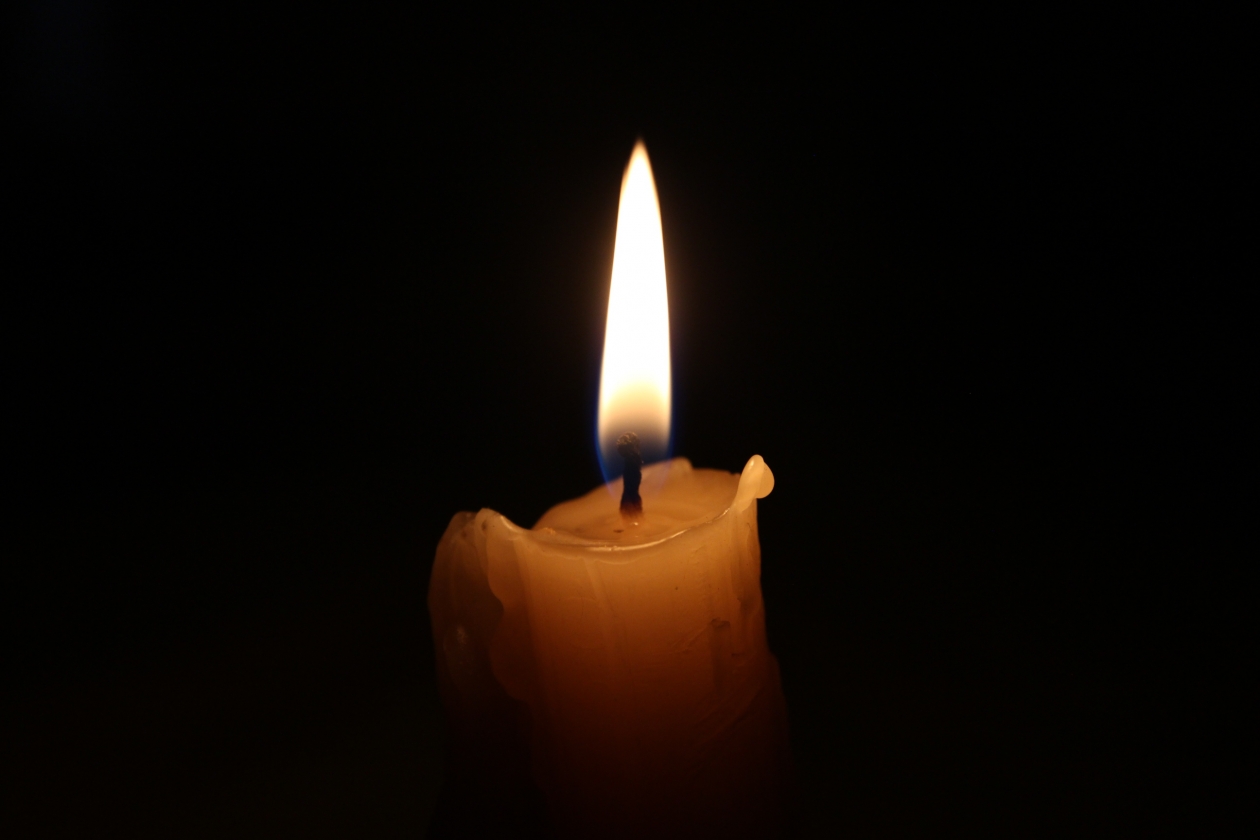 горящая свеча, отключение электроэнергии, память ИА EAOMedia, Письменова Ксения