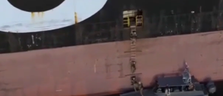 Показаны первые кадры захвата КСИР двух судов в Ормузском проливе скрин из видео