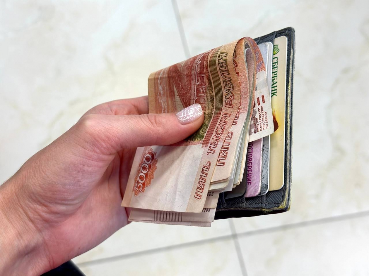 Деньги, бансковская карта Валерия Овдеенко, ИА PrimaMedia.ru