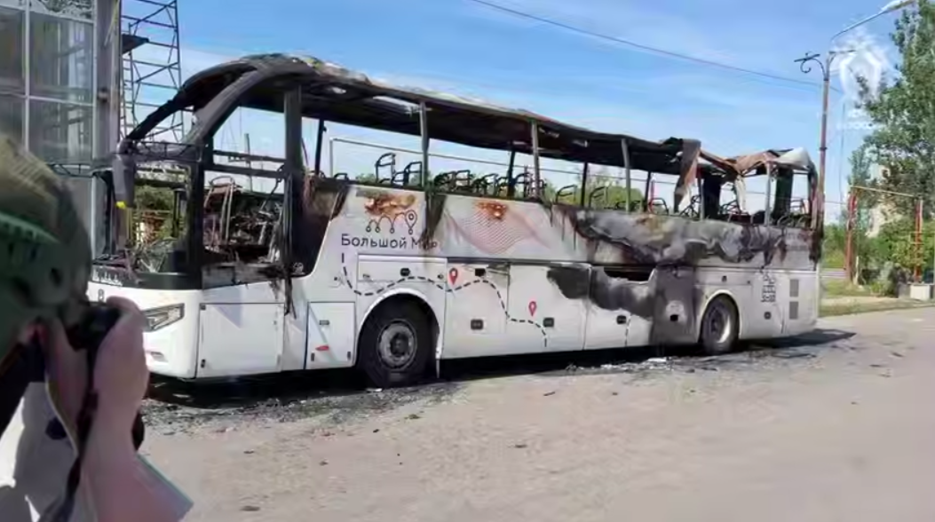 Осмотр места происшествия в связи с атакой ВСУ на пассажирский автобус в ДНР скрин из видео @t.me/sledcom_press