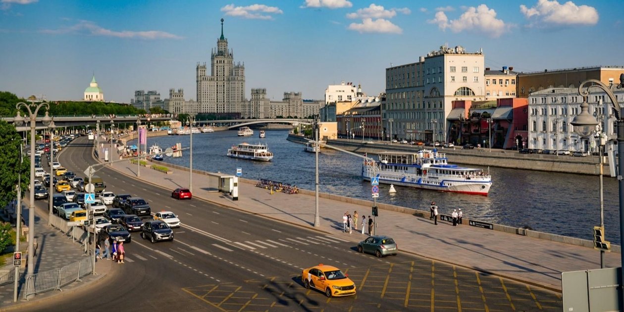 На Москворецкой набережной обновили асфальт https://www.mos.ru/