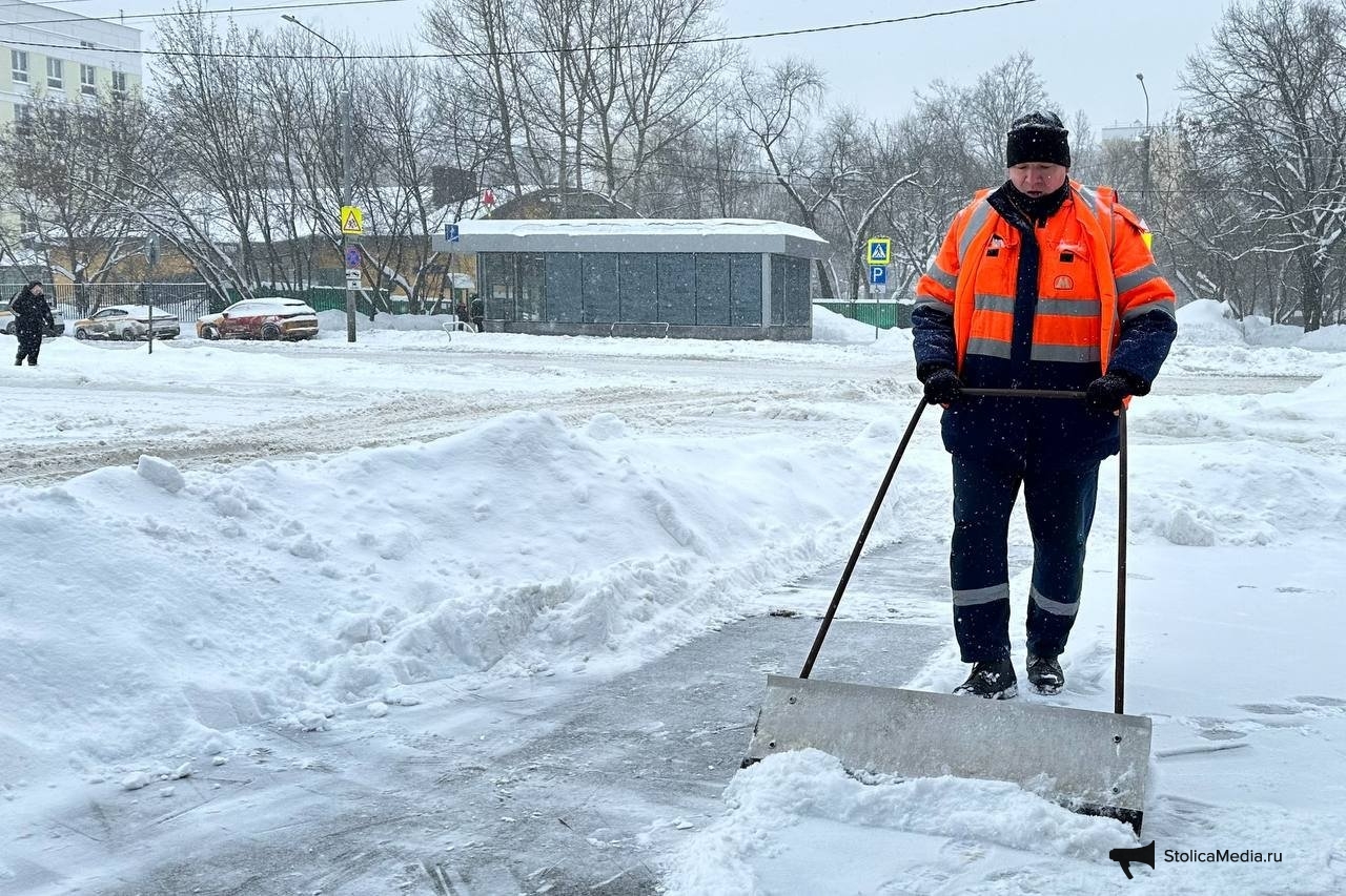 Снег дважды сошел с крыши дома и едва не задел коммунальщиков в Подмосковье