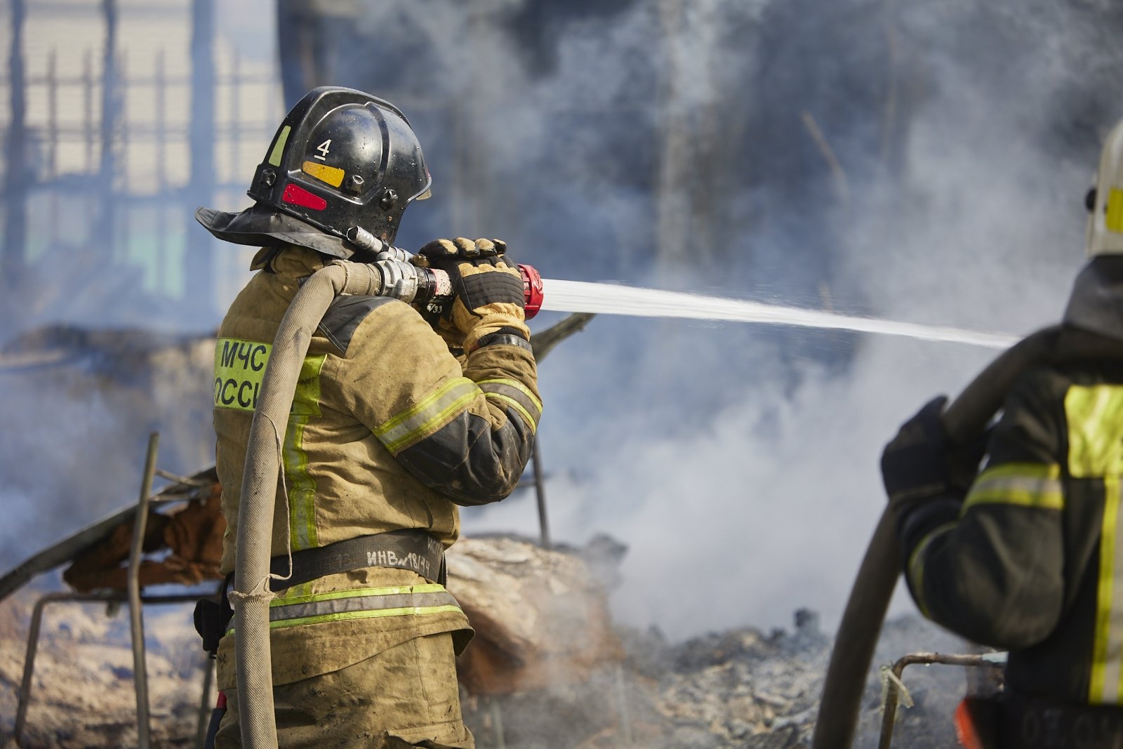 Появились кадры спасения бабушки из горящего дома в Подмосковье