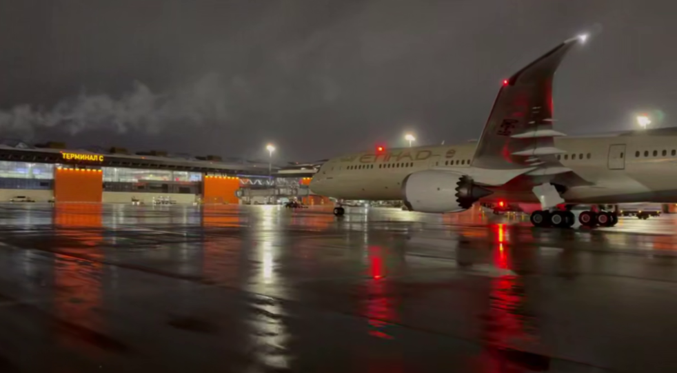 Появились первые кадры посадки самолета из Абу-Даби в Москве
